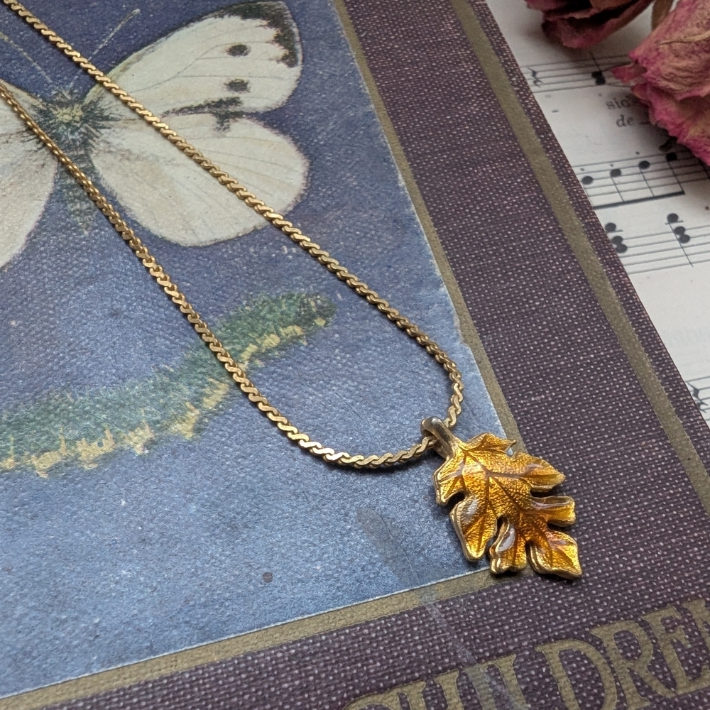 Vintage Goldtone Leaf Pendant Necklace
